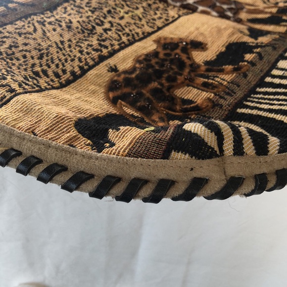 Unique Animal jungle print canvas shoulder handbag. - Picture 8 of 12